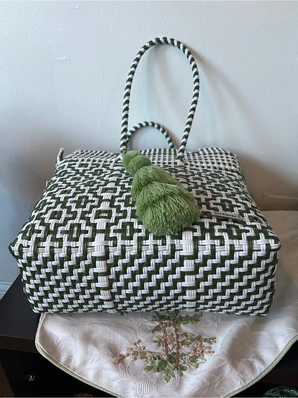 Woven Green and White Tote Bag with Tassel By Valerosa - Picture 6 of 8